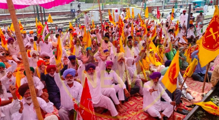पंजाब: रेलवे ट्रैक पर बैठे किसान, यात्री हुए परेशान