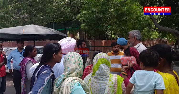 पंजाबः नान-कुलचे खा रही महिला पर चाकू से किए कई वार, देखें वीडियो