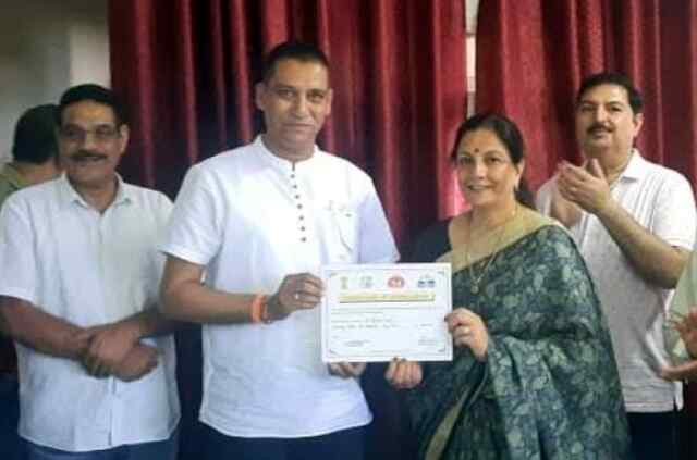 सराहनीय कार्य के लिए फार्मासिस्ट अश्वनी जसवाल सम्मानित
