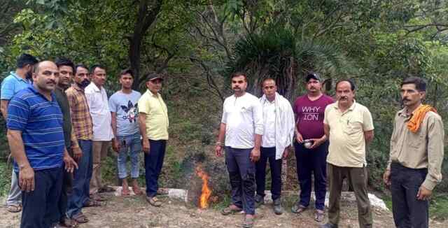 एक नेपाली बुजुर्ग का हिन्दू रिति रिवाज से करवाया अंतिम संस्कार,दिखाई इंसानियत
