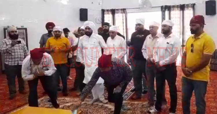 फगवाड़ाः श्री गुरु रविदास मंदिर चक हकीम में नतमस्तक हुए पूर्व सीएम चन्नी, देखें वीडियो
