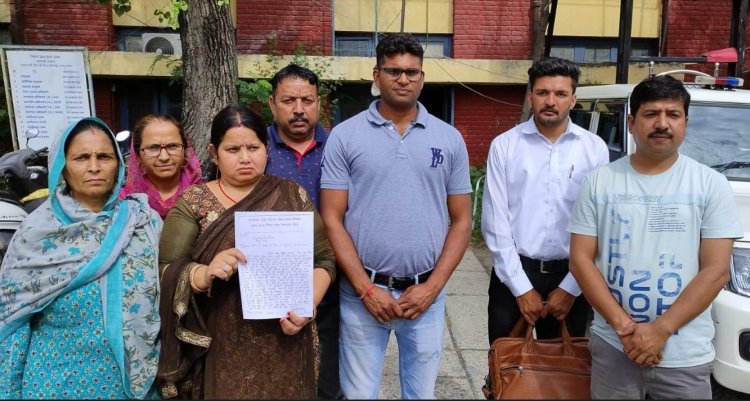 बेहड जसवां में शराब का ठेका खुलने पर विरोध, डीसी को सौंपा ज्ञापन 