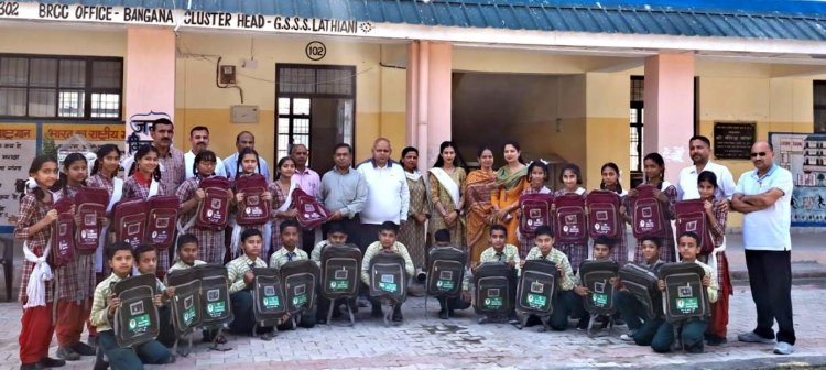 बुधान में आठवीं के 26 विद्यार्थियों को  निःशुल्क स्कूल बैग प्रदान किए