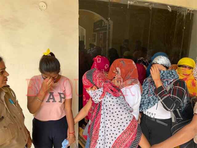 पंजाबः पॉश इलाके में पुलिस की बड़ी कार्रवाई, 5 स्पा सेंटरों पर रेड कर 37 लोगों को किया काबू, देखें वीडियो