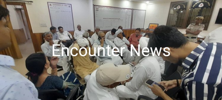 पूर्व राज्यपाल को पुलिस ने हिरासत में लिया, देखें वीडियो