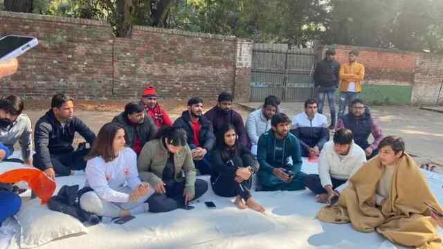 डब्ल्यूएफआई और ओलंपियन पहलवानों में फिर बढ़ा विवाद, देखें वीडियो