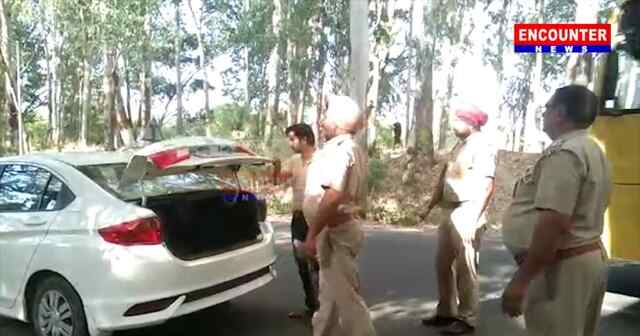 पंजाबः पुलिस ने बार्डर एरीया पर नाकेबंदी करके वाहनों की कर रही चैकिंग, देखें वीडियो