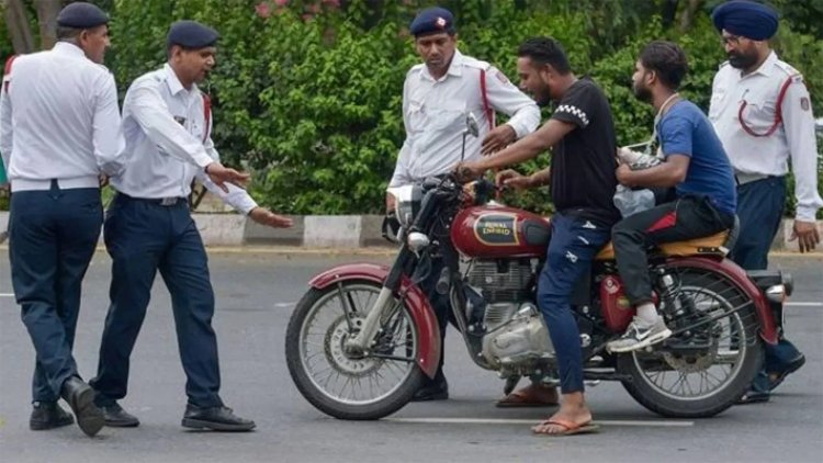 पुलिस का अजब कारनामा: मैकेनिक का नाबालिग बता काटा चालान