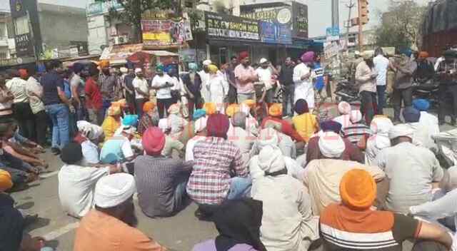 पंजाब: बेअदबी मामले में सड़कों पर उतरे लोग, शहर किया बंद