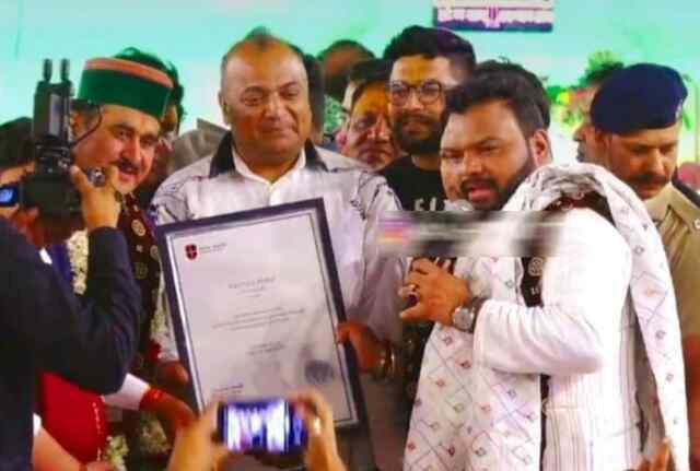 भजन गायक कन्हैया मित्तल  अल्मा यू के व वर्ल्ड बुक ऑफ़ रिकॉर्ड यू के लंदन के सर्टिफिकेशन से सम्मानित  