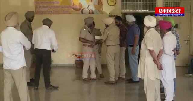 ਪੰਜਾਬ : ਵਿਦਿਆਰਥੀਆਂ ਦੇ ਦੋ ਧੜਿਆਂ ਵਿੱਚ ਚਲੀਆਂ ਗੋਲੀਆਂ, ਪੁਲਿਸ ਕਰ ਰਹੀ ਜਾਂਚ, ਦੇਖੋ ਵੀਡਿਓ