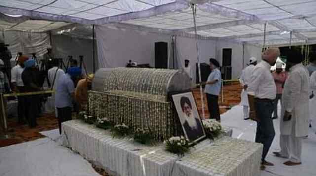 पंजाब : पार्टी कार्यालय में ले जाया जा रहा प्रकाश सिंह बादल का पार्थिव शरीर