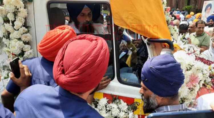 पंजाबः पूर्व CM का पार्थिव शरीर लेकर कार्यालय से निकले सुखबीर, एंबुलेंस की ड्राइविंग सीट पर बैठे मजीठिया