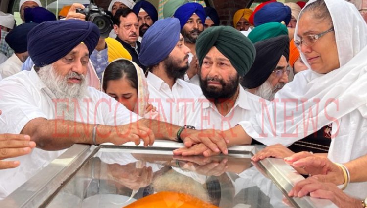पंजाबः पिता से लिपट कर रोए सुखबीर और हरसिमरत बादल, देखें Live