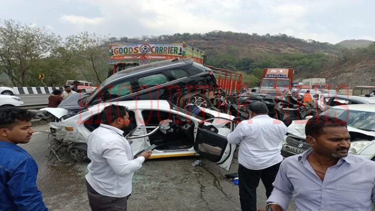 भीषण सड़क हादसाः आपस में टकराईं 11 गाड़ियां, देखें वीडियो