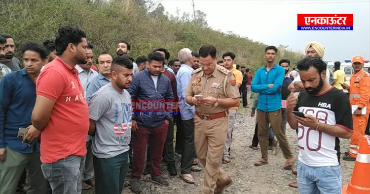 पंजाबः नहर में गिरी कार, 3 व्यक्तियों के शव बरामद, देखें वीडियो
