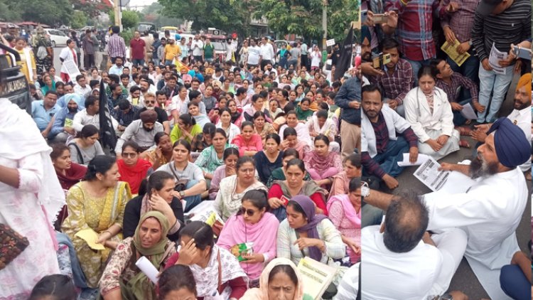 जालंधरः आप सरकार के खिलाफ NHM के ठेका मुलाजिमों ने खोला मोर्चा, धरने पर बैठे बिक्रम मजीठिया