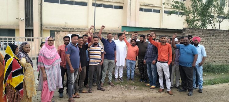 वर्कर यूनियन ने मजदूर दिवस पर उद्योग के मुख्य द्वार पर फहराया झंडा