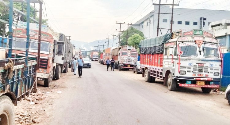 काठा ईएसआई सड़क पर ट्रकों की अवैध पार्किंग