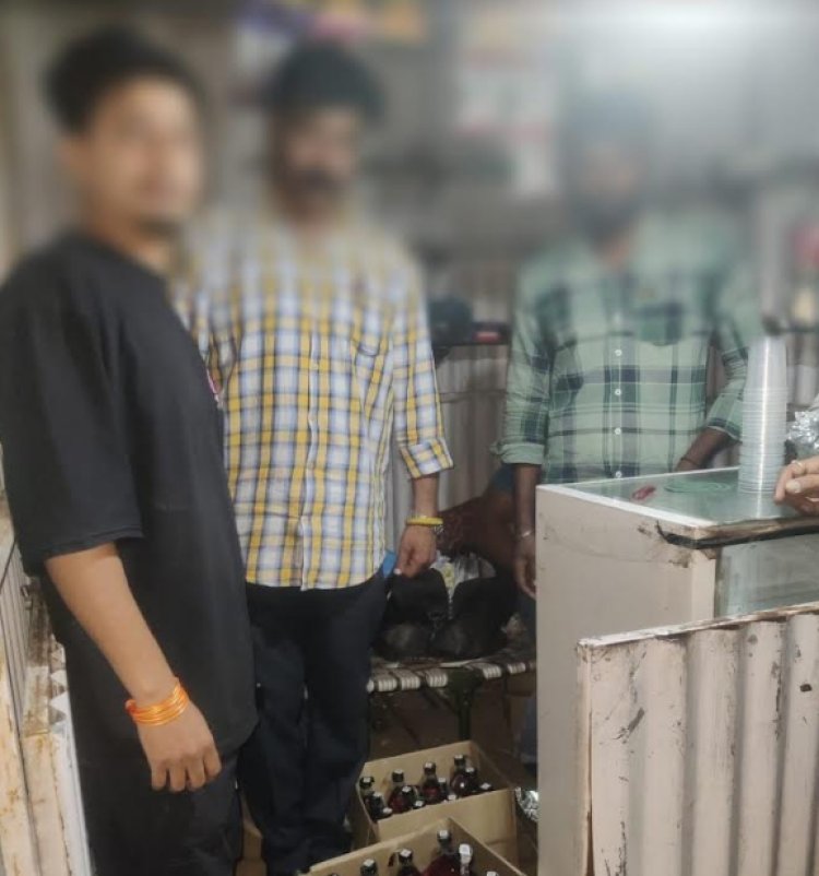 खोखे से अवैध शराब पकड़ी, मामला दर्ज