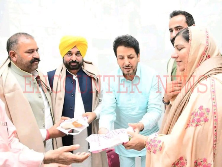 जालंधरः सीएम मान ने सुशील रिंकू के हक में प्रचार दौरान गुरदास मान से की मुलाकात, देखें तस्वीरें