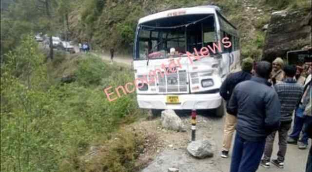 खाई में लटकी यात्रियों से भरी बस