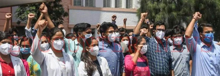अनिश्चितकाल हड़ताल पर गए 10 हजार डॉक्टर, दी ये चेतावनी