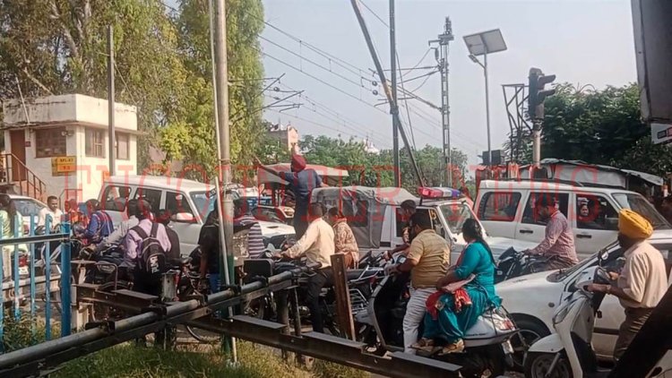 जालंधरः एक बार फिर टला बड़ा हादसा, रेलवे फाटक पर फसा कांग्रेस का काफिला, मची अफरा तफरी
