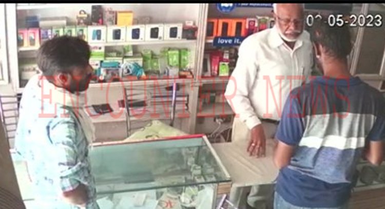 रेलवे स्टेशन के पास दुकान से मोबाइल लेकर चोर हुए फरार 