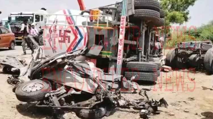 भीषण सड़क हादसाः अल्टो कार पर टैंकर पलटने से 8 की मौत