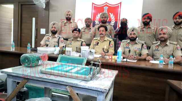 पंजाबः पुलिस ने घर में रेड कर भारी मात्रा में नकली नोट सहित अन्य सामान सहित व्यक्ति को किया गिरफ्तार