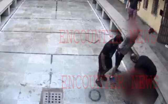 जेल में गैंगस्टर को बैरक से खींच 100 से ज्यादा बार मारा चाकू, देखें CCTV