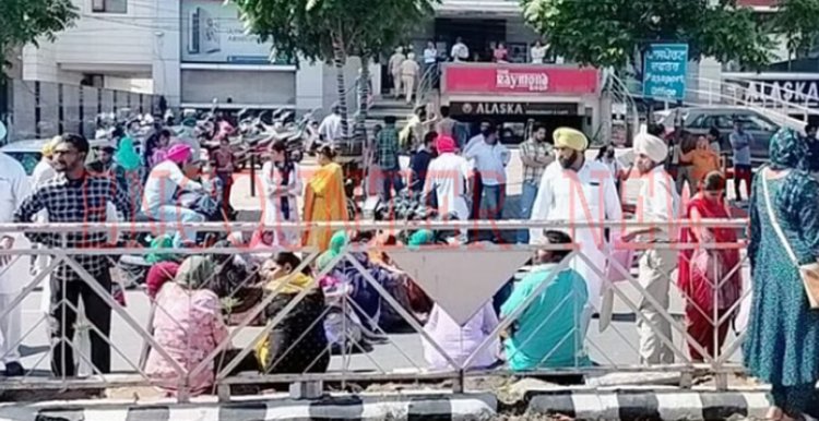पंजाबः पासपोर्ट सेवा केंद्र के बाहर नोटिस देखकर भड़के फोटो खिंचवाने आए युवक, किया रोष प्रदर्शन