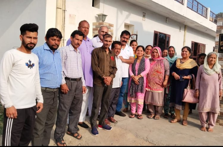 सुनेहरा में पंच इन्दु बाला को बधाई देने पहुंचे, पूर्व विधायक सतपाल रायजादा