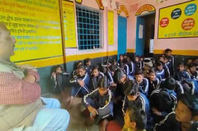 बड़ा झटकाः 2 हजार हिंदी मीडियम स्कूल हुए बंद