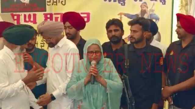 जालंधरः लतीफपुरा पहुंचे सिद्धू मूसेवाला के माता पिता, देखें वीडियो