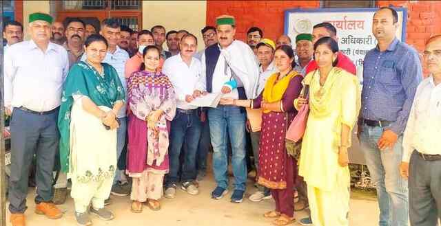 बंगाणा में पंचायती राज कर्मचारियों के साथ विधायक भुट्टो ने की मासिक बैठक