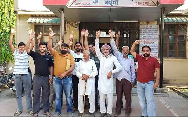 ठेका खोलने पर ग्रामीणों ने किया विरोध प्रदर्शन