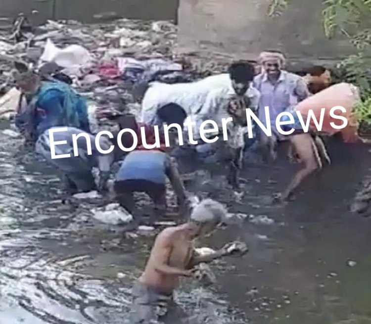 नहर में मछली की जगह मिला नोटों का बंडल, लोगों में लूटने की मची होड़! देखें वीडियो