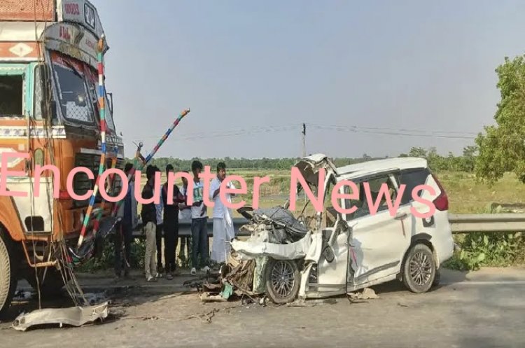 ट्रक-कार में भयानक सड़क हादसा, 5 की मौत, देखें वीडियो