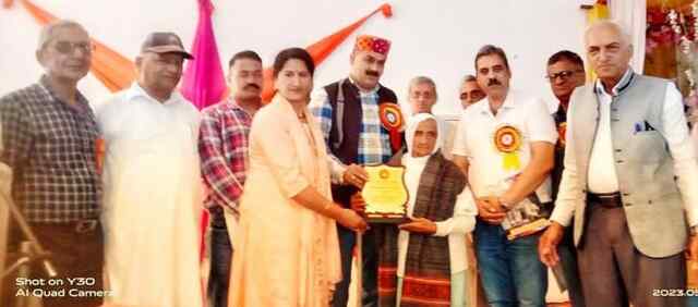 छह बेटियों तथा दो बेटों को मिला टैलेंटेड अवार्ड,कई विभूतियों को मिला सम्मान