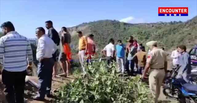 पंजाबः दर्दनाक हादसा, माता के दर्शन कर लौट रहे परिवार की गहरी खाई में गिरी कार, महिला की मौत व 6 घायल, देखें वीडियो