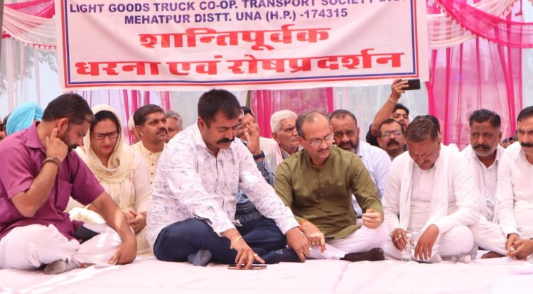ट्रक यूनियन ऑपरेटरों का एलपीजी प्लांट के विरोध में शांतिपूर्ण धरना, ट्रक यूनियन को काम देने की मांग
