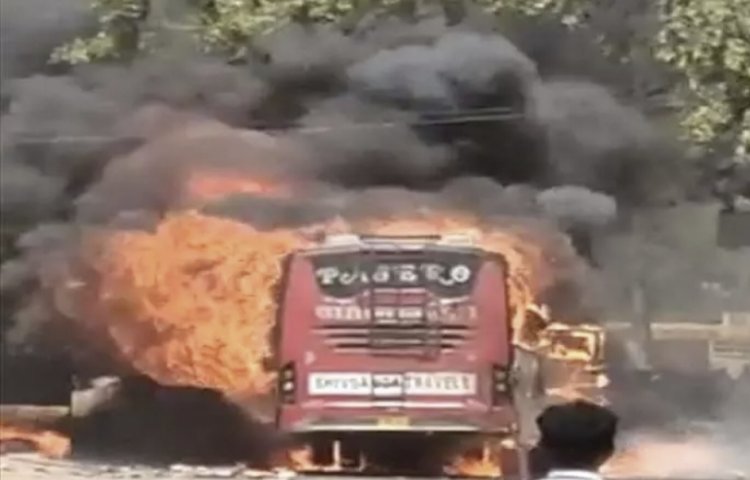 यात्रियों से भरी बस को लगी आग, मचा हड़कंप, देखें वीडियो