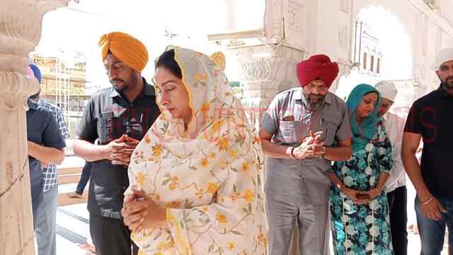 पंजाबः श्री हरिमंदिर साहिब में नतमस्तक हुई हरसिमरत कौर बादल, देखें वीडियो