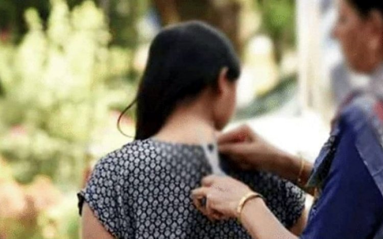 परीक्षा दौरान खुले में कपड़े बदलने को मजबूर हुई छात्राएं, जाने मामला