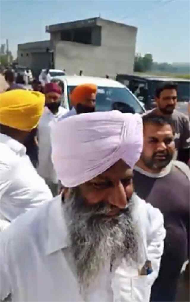 जालंधर लोकसभा उपचुनावः  कांग्रेस MLA लाडी ने AAP विधायक की गाड़ी घेरकर किया  कमरे में बंद, देखें वीडियो