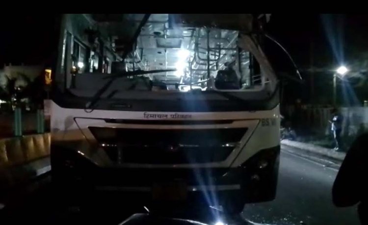 ट्रक में लदे पोल से टकराई जोगिंदर नगर से गुड़गांव जा रही एचआरटीसी बस, यात्री सुरक्षित