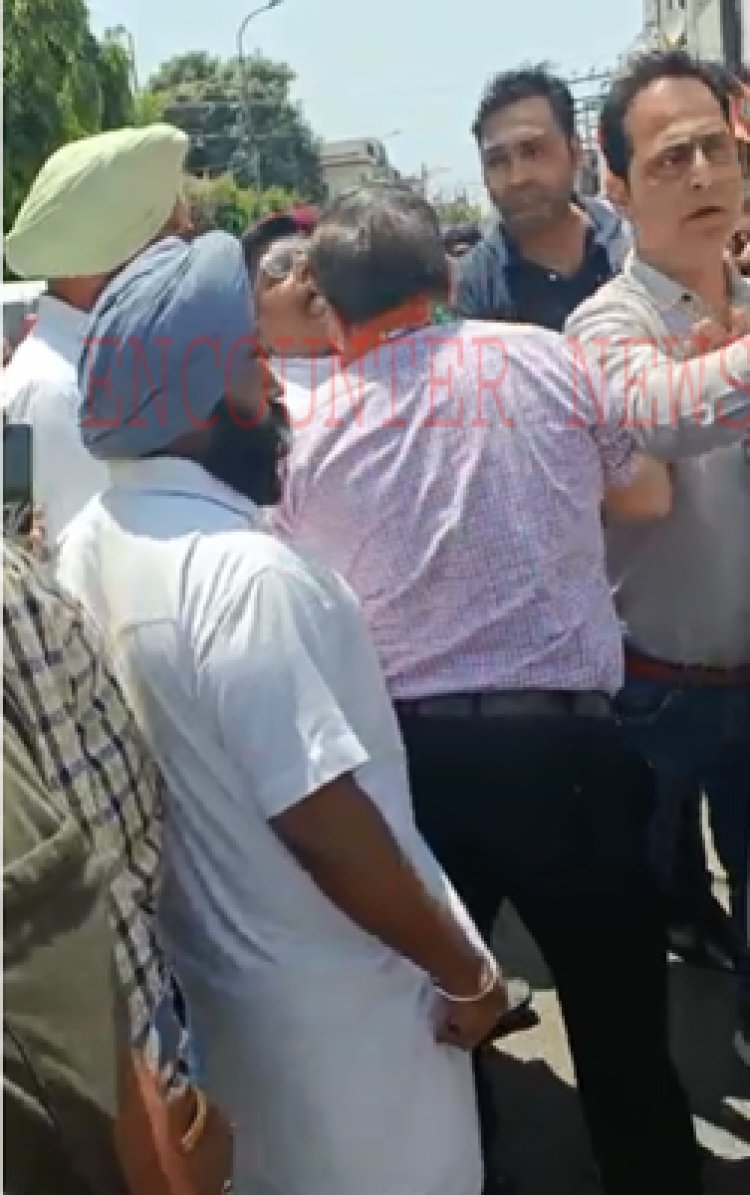 जालंधरः चुनाव आयोग के निर्देश के बावजूद बूथ पर बैठे बाहरी कार्यकताओं को लेकर आप और बीजेपी में बहस, देखें वीडियो