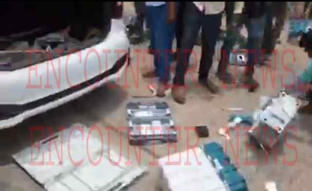 EVM की गाड़ी पर लोगोंं का हमला, तोड़ी मशीनें, देखें वीडियो